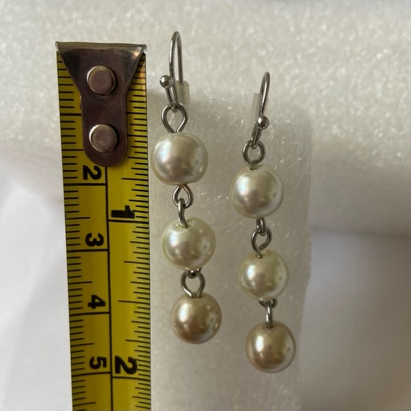 ⭐️💲5 add-on ⭐️ Faux pearl drop earrings - Picture 3 of 4